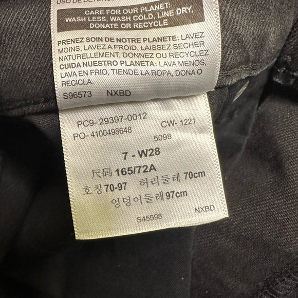 Denizen Levi’s Ultra High Rise Straight Crop Black Distressed Jeans size 7 W28 - Picture 5 of 7